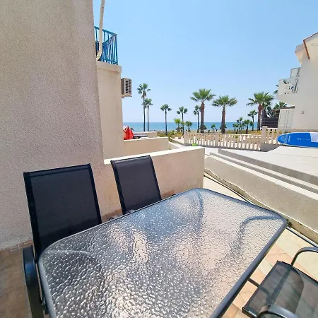 Vibes Beachfront Daire *