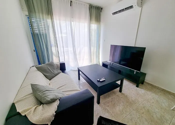 Vibes Beachfront ピラ